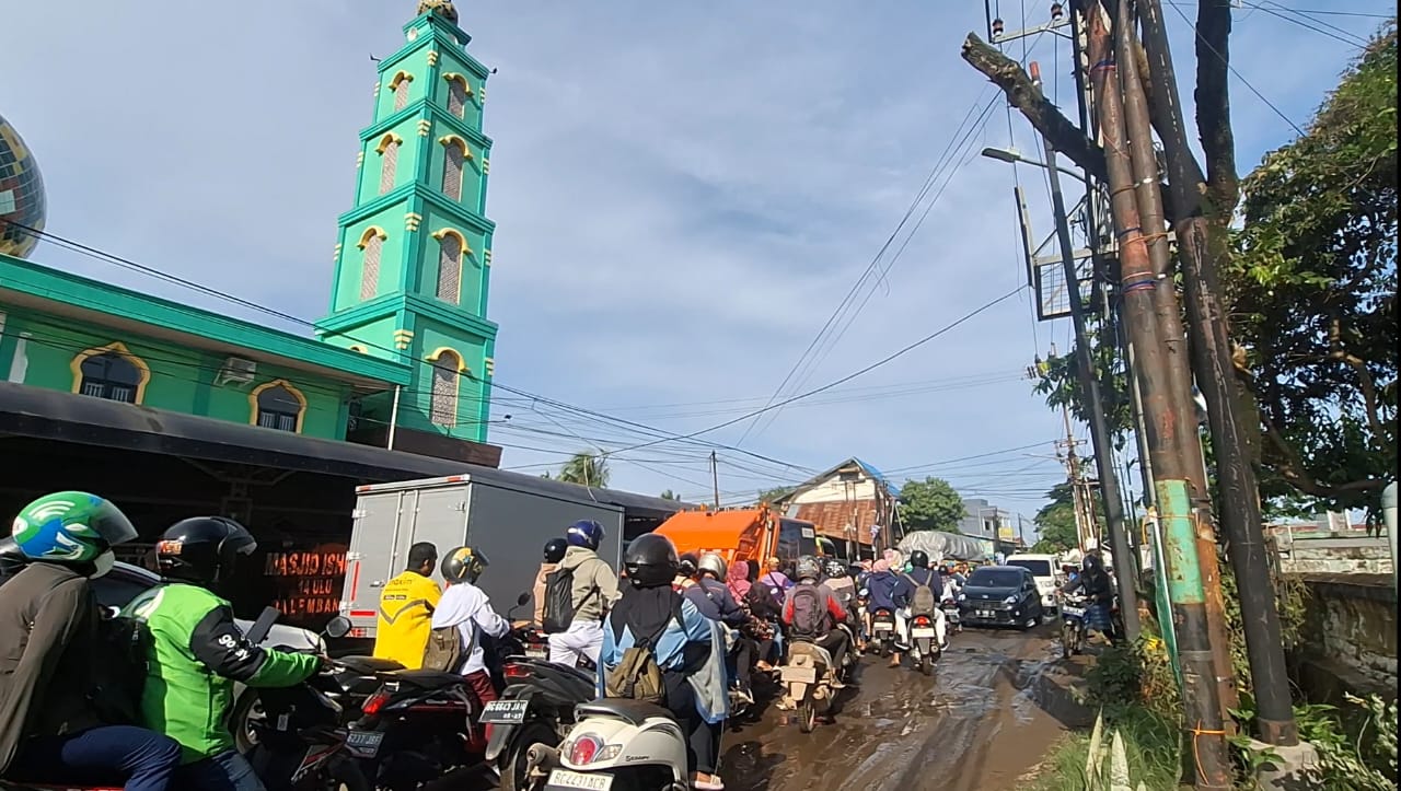 Macet Parah di Simpang Tiga Pasar Pocong, 14 Ulu Palembang