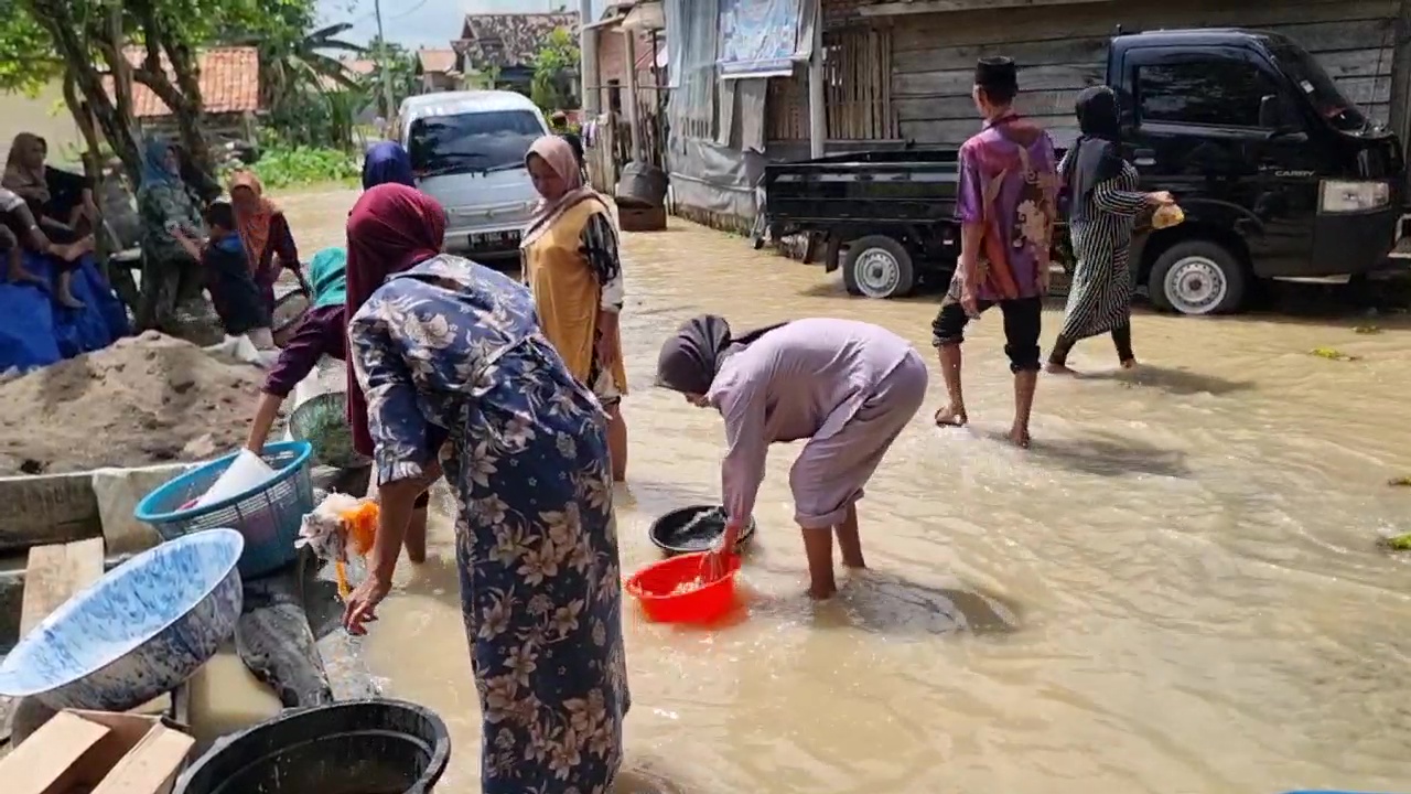 Korban Banjir Payuputat Kesulitan Air Bersih