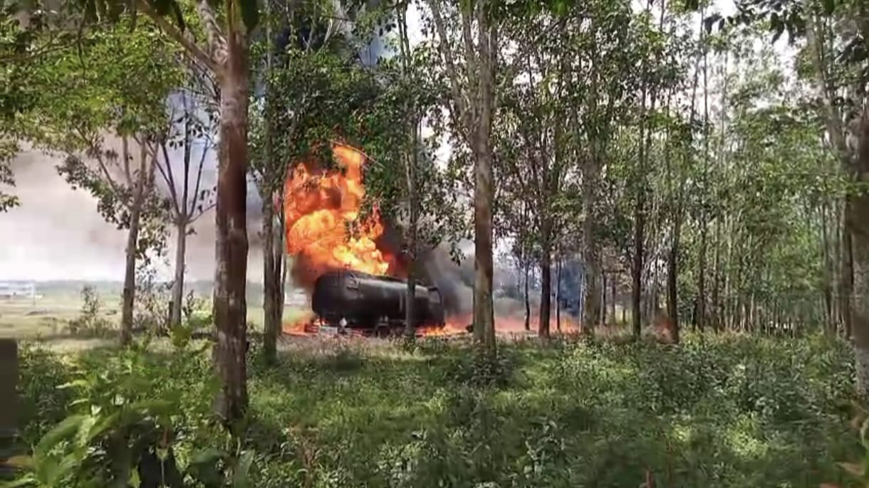 Mobil Tangki Solar Terbakar di Area Perkebunan Karet, Terdengar Empat Kali Ledakan