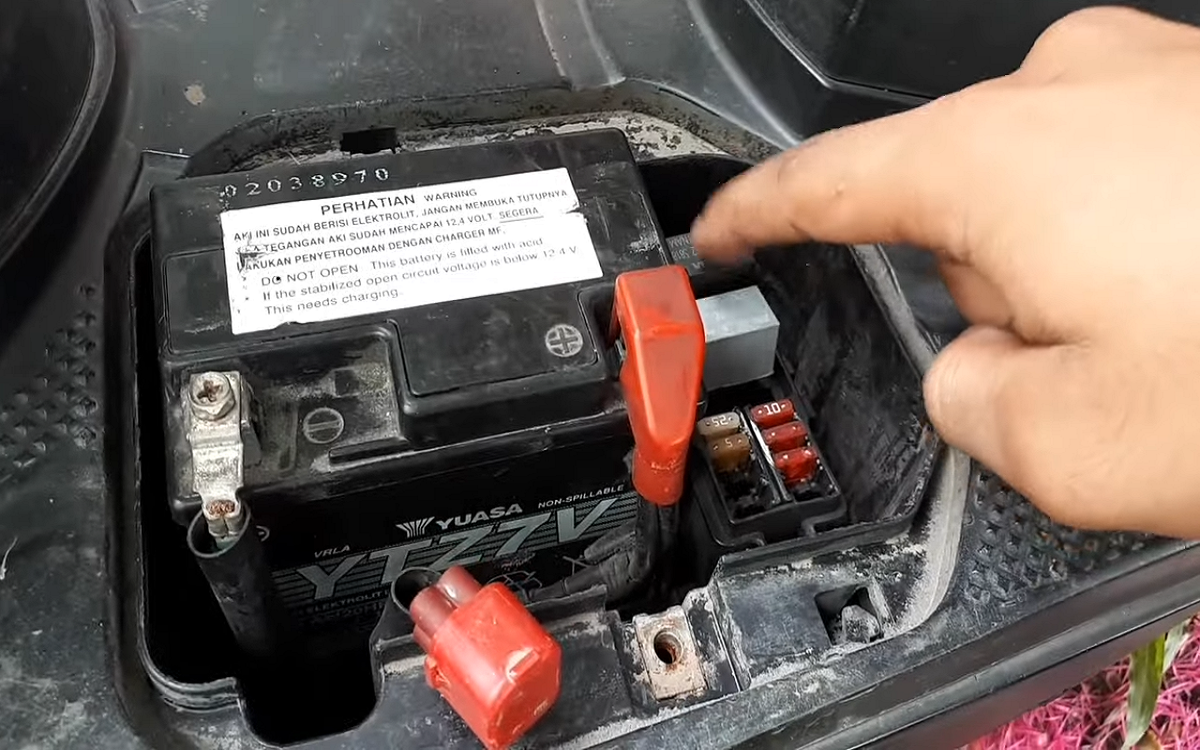 Mengatasi Masalah Motor Yang Tidak Bisa Distarter Padahal Klakson dan Lampu Sein Masih Hidup