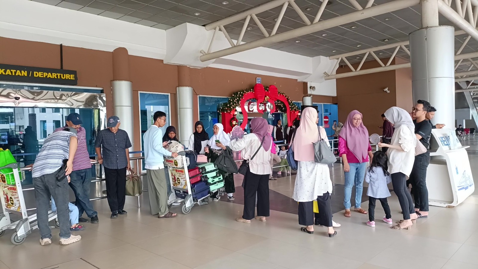H-1 Natal, Penumpang Mulai Padati Bandara SMB II Palembang
