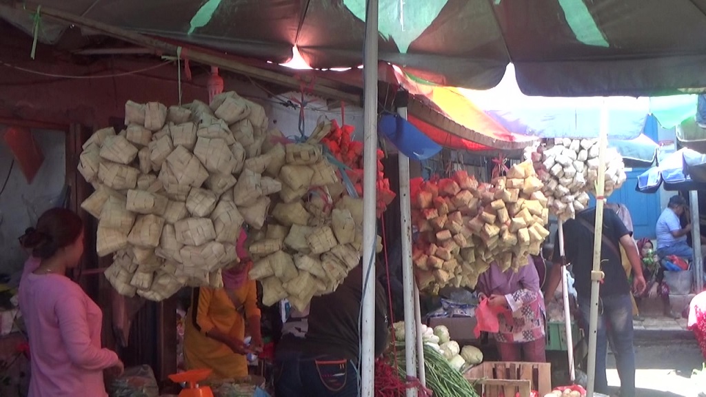 Jelang Lebaran, Penjual Ketupat Pasar Palima Palembang Raup Keuntungan Jutaan Rupiah