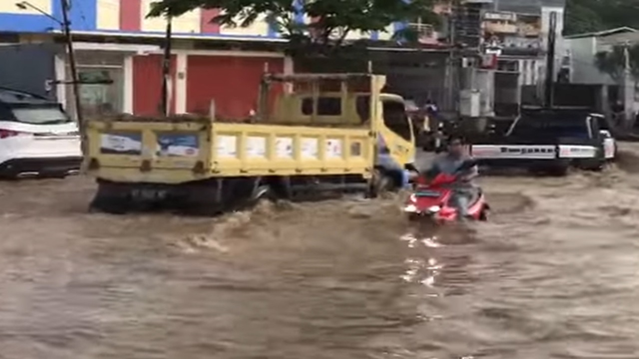 Lewati Banjir Motor Harus Didorong Agar Tidak Rusak, Mitos atau Fakta ? 