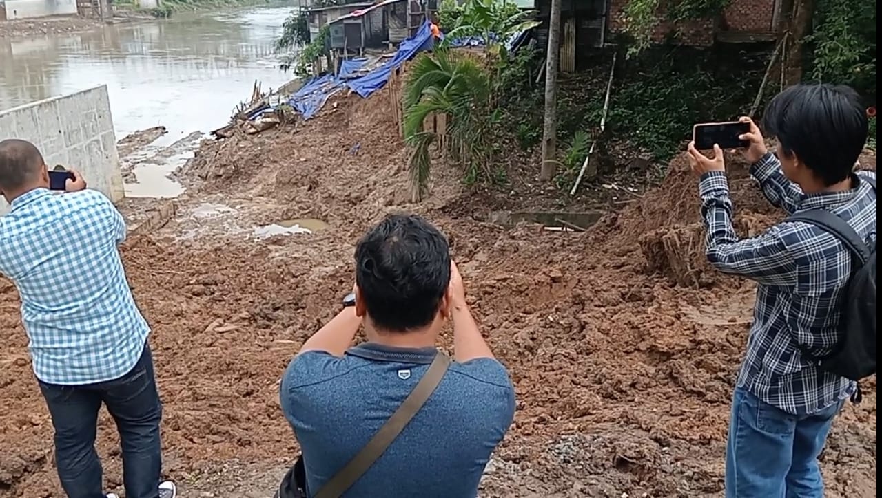 Diduga Dampak Proyek Talud Sungai Enim Picu Longsor, Warga Kemayoran Cemas Rumah Ambruk