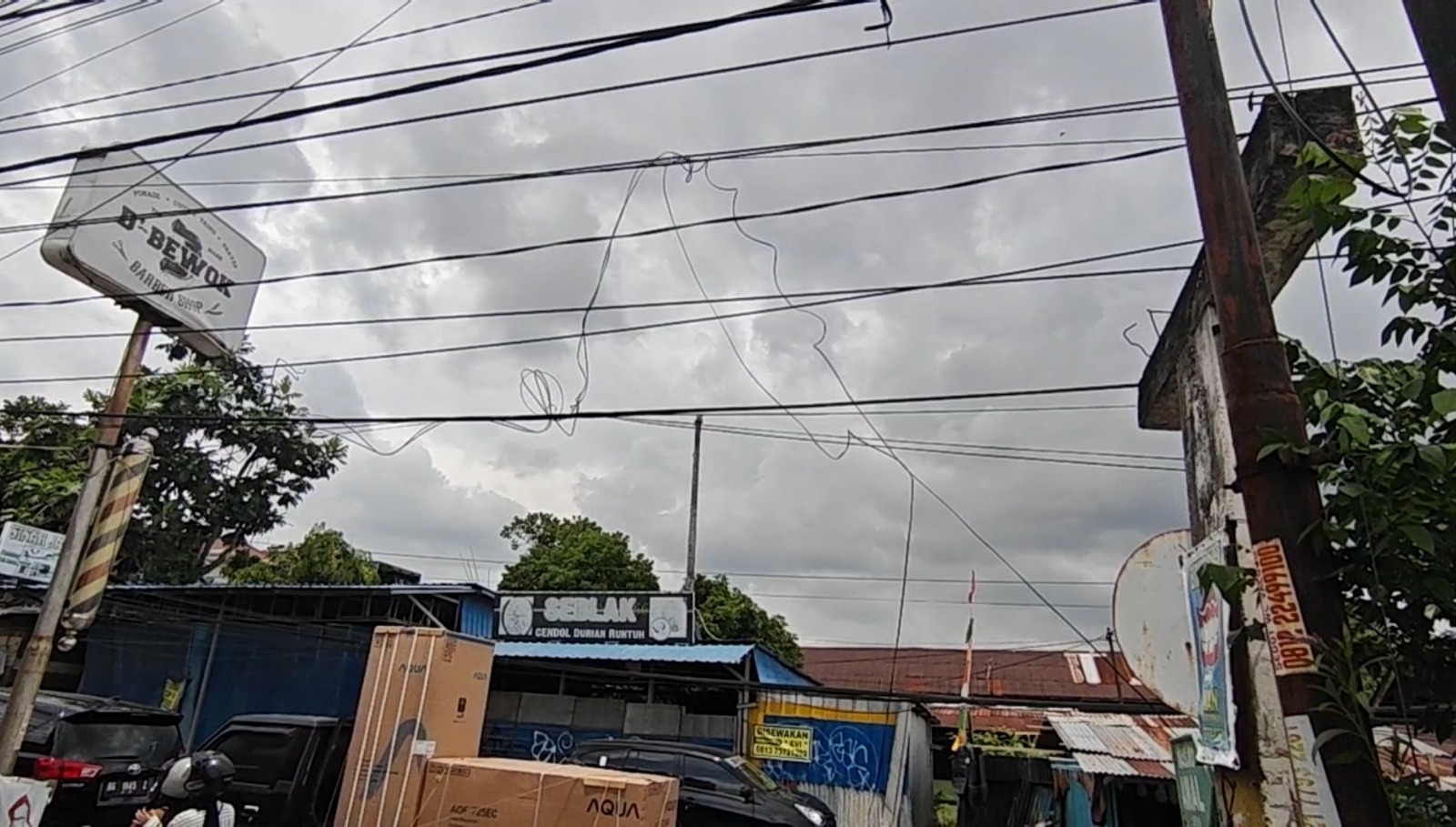 Warga Keluhkan Kabel-kabel Semrawut di Sepanjang Jalan Angkatan 66, Khawatirkan Keselamatan Pengguna Jalan