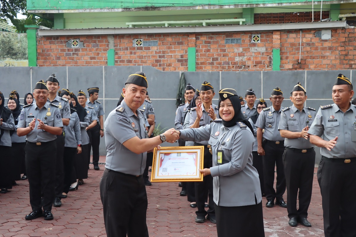  Apel Pagi Kemenkumham Sumsel Berikan Apresiasi Kepada Pegawai Teladan 