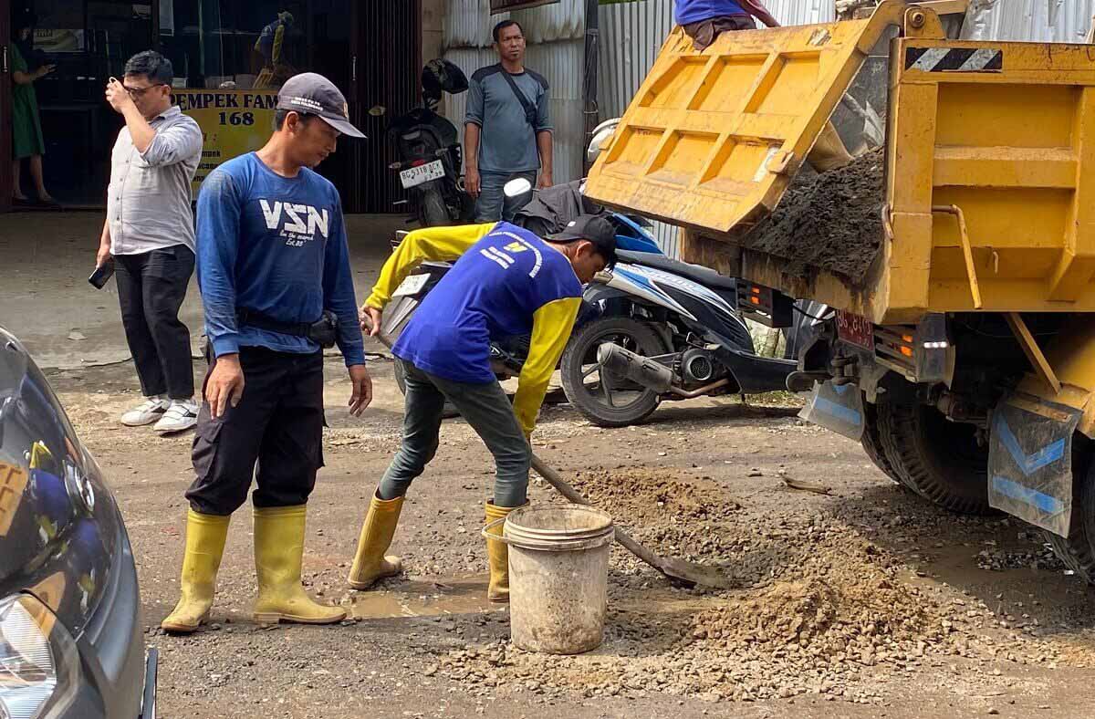 Tak Kunjung Dibenahi BPPW Sumsel Pasca Pembangunan IPAL, Pemkot Palembang Turun Tangan Perbaiki Jalan Segaran