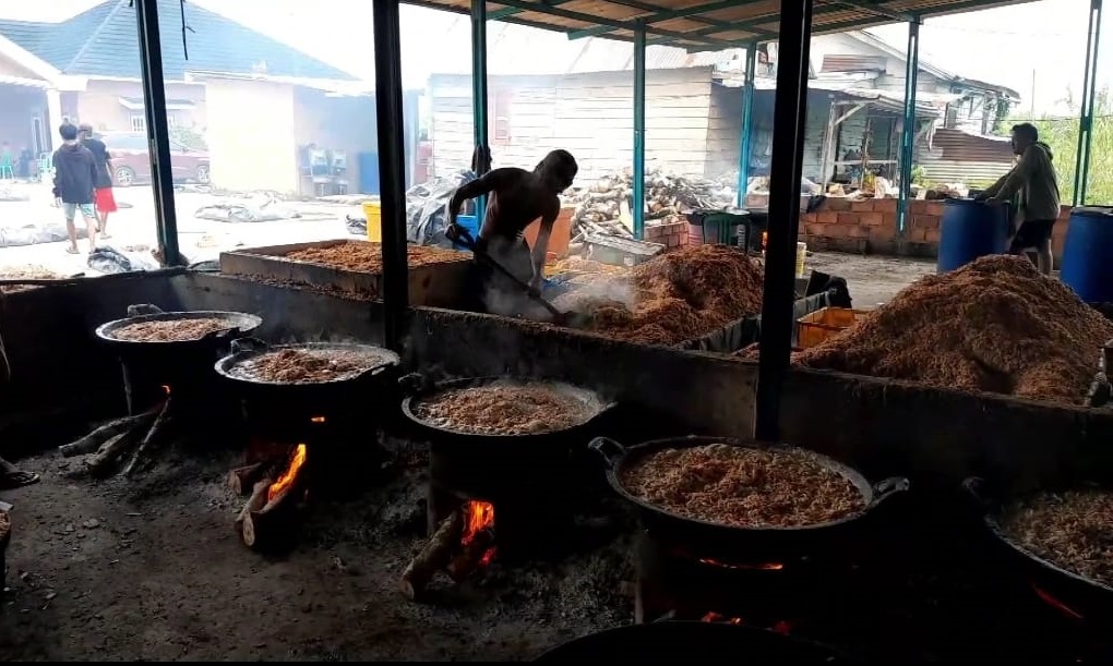 Pemanfaatan Panas Matahari di Musim Kemarau Tingkatkan Hasil Produksi Udang Kering di Banyuasin