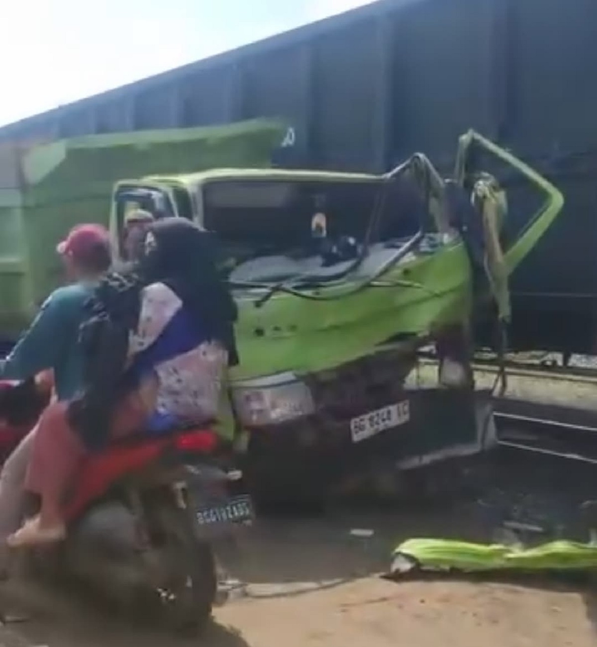 Babaranjang Tabrak Dam Truk Hingga Rumah Warga di Kemang Agung, Kertapati Palembang