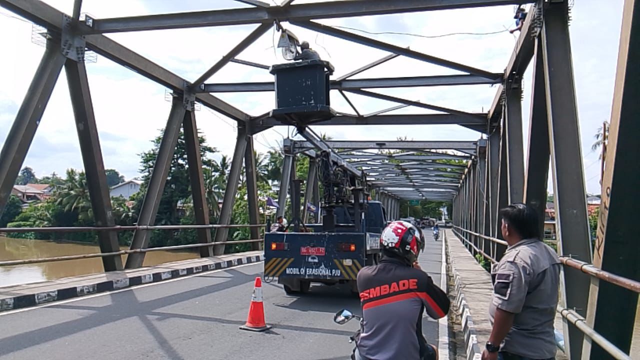31 Titik Lampu Jalan Dipasang, Bupati : Kita Terus Berkomitmen Membangun OKU 
