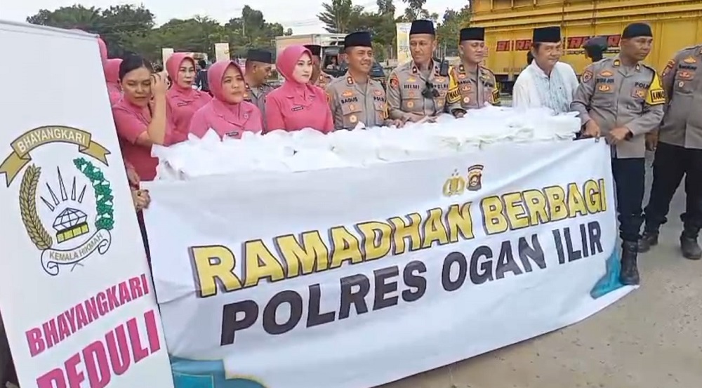 Polres Ogan Ilir Bersama Bhayangkari Bagikan Takjil untuk Pengendara 