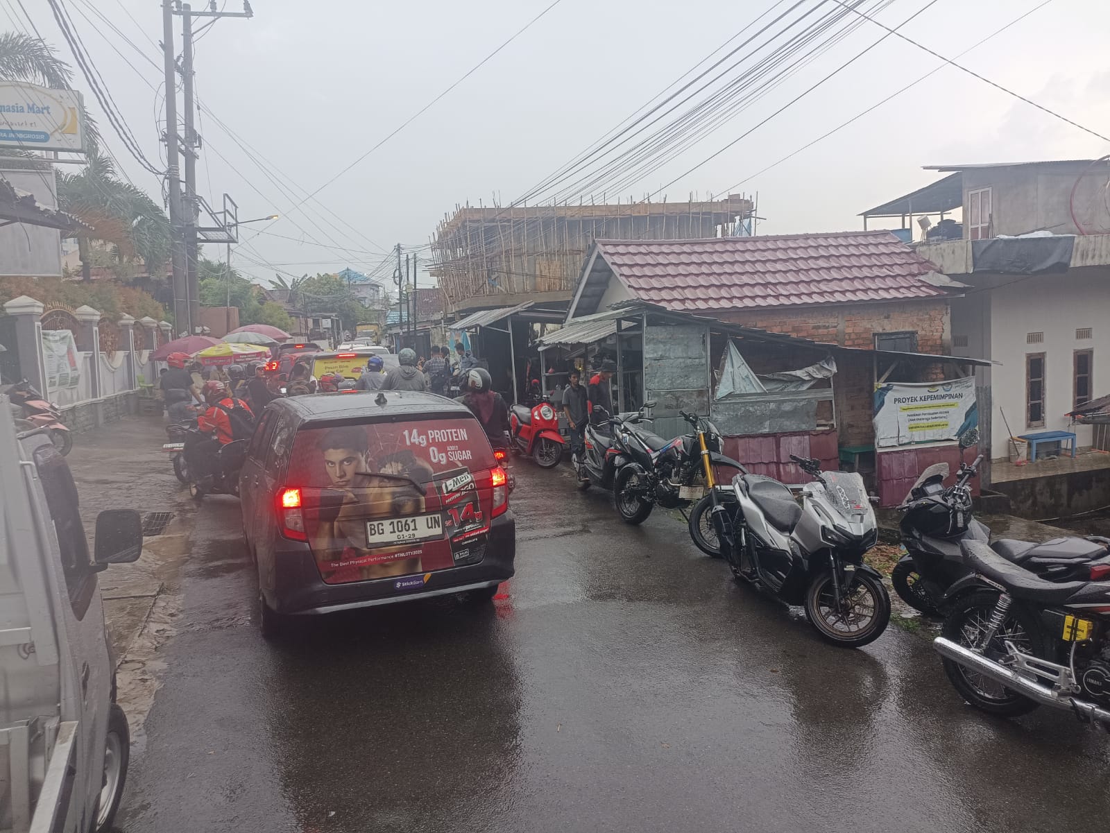  Hujan Deras Picu Kemacetan di Sejumlah Jalan Palembang