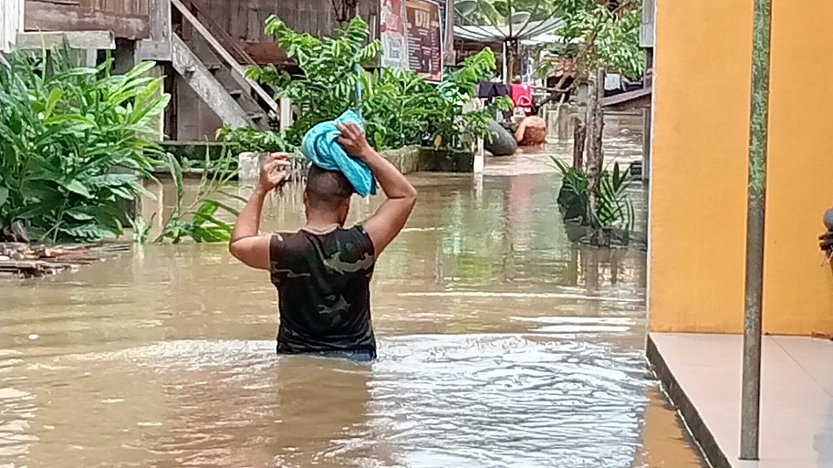 Banjir Setinggi 3 Meter, Pj Bupati Muara Enim Turun Tangan Beri Bantuan