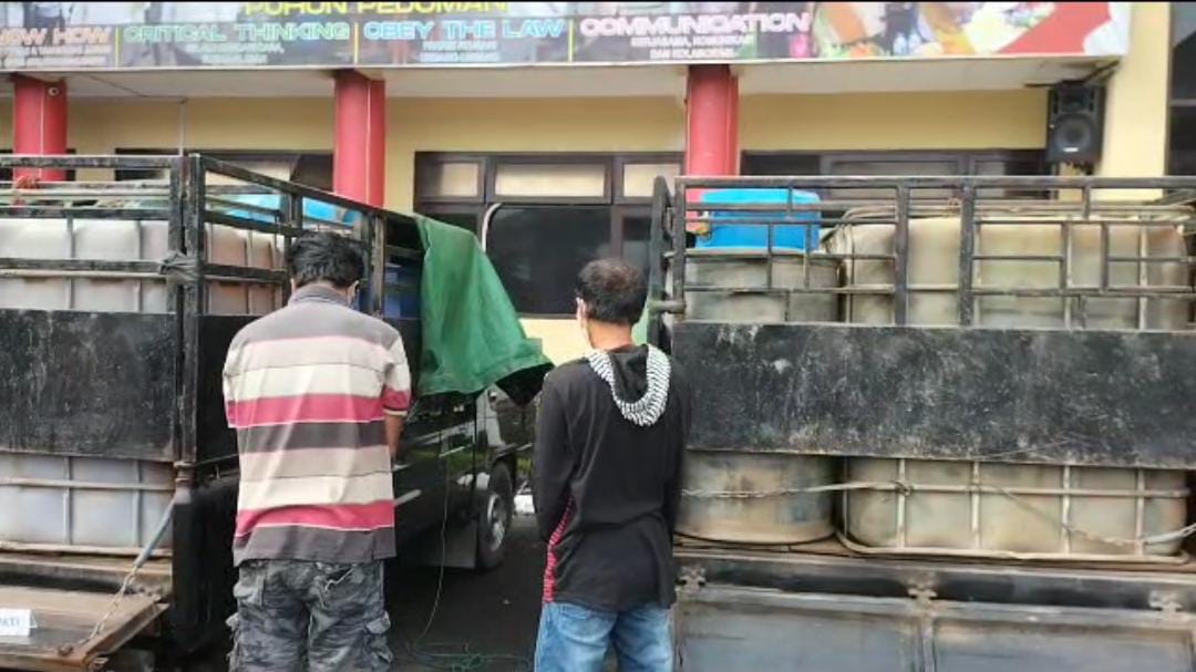 Unit Pidsus Amankan 2 Mobil Pickup Angkut 5,7 Ton Minyak Olahan BBM Ilegal untuk Campuran Pertalite