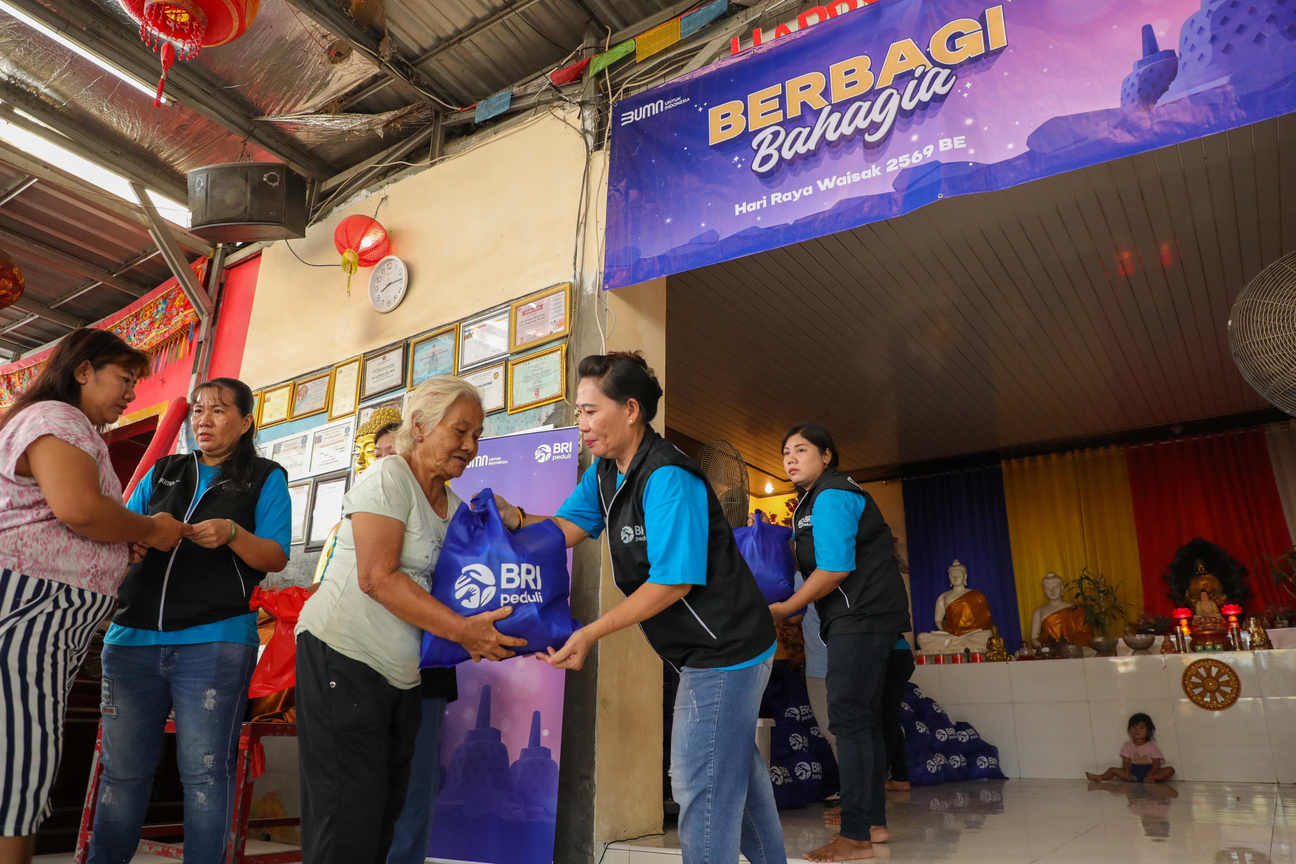 BRI Peduli Rayakan Waisak 2025 dengan Salurkan Sembako untuk Umat Buddha Tangerang