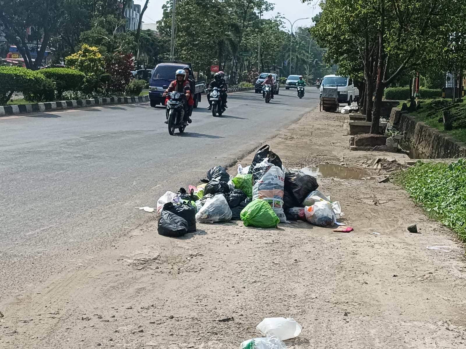 Waduh! Sampah Berserakan di Jalan Residen Abdul Rozak
