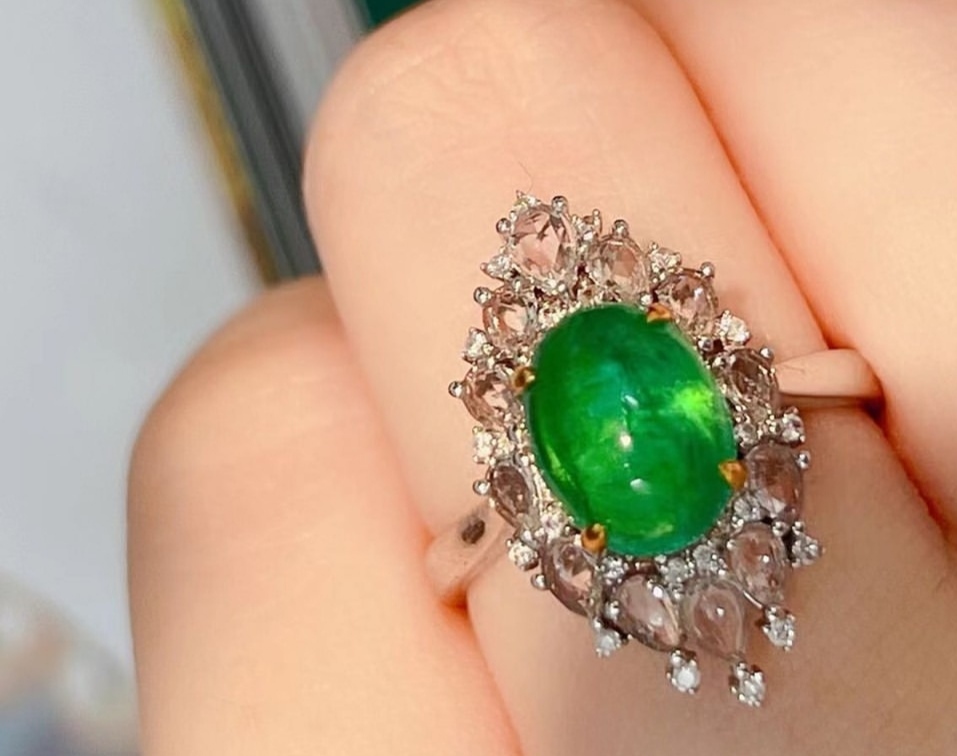 Cincin Emas dengan Permata Zamrud untuk Muslimah Elegan