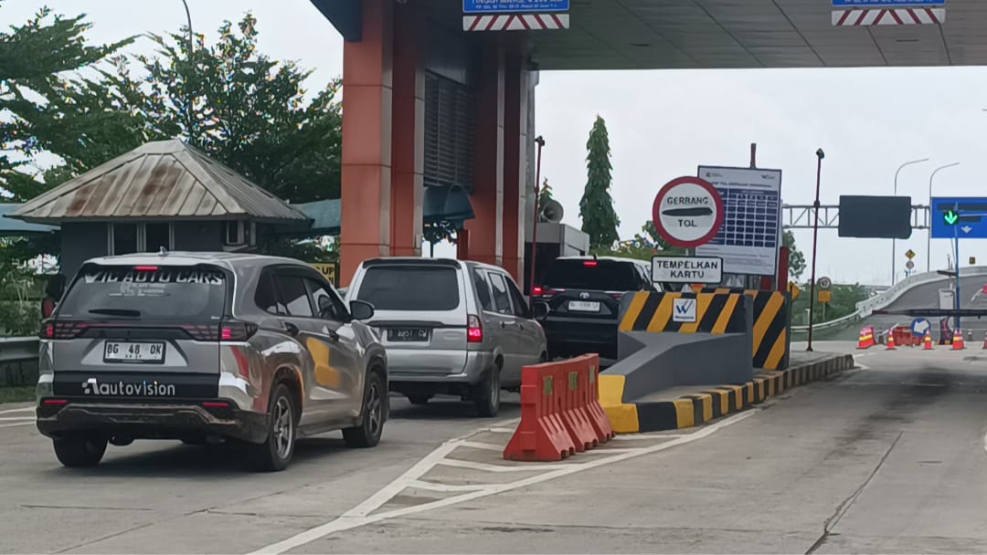 Arus Mudik Lebaran Mulai Padat, Volume Kendaraan di Tol Keramasan Capai Ratusan Ribu