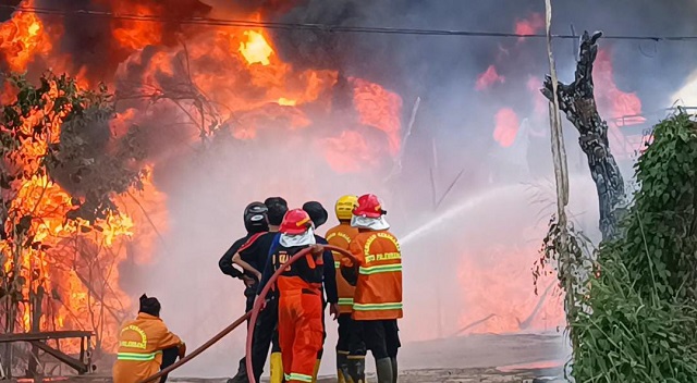 Gudang Penimbunan Minyak di Pemulutan Ogan Ilir Meledak, Api Membara di Tengah Kemarau