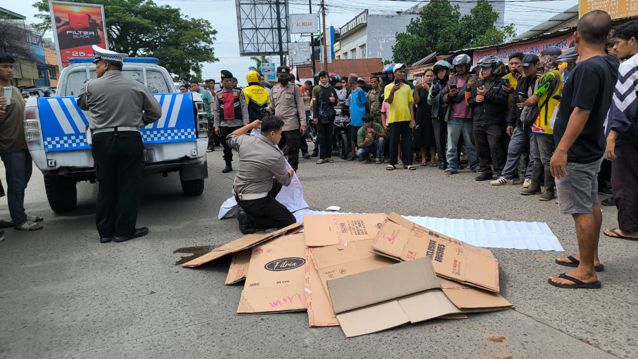 Seorang Pemotor Tewas Terlindas Bus Pariwisata di Kawasan Celentang Palembang