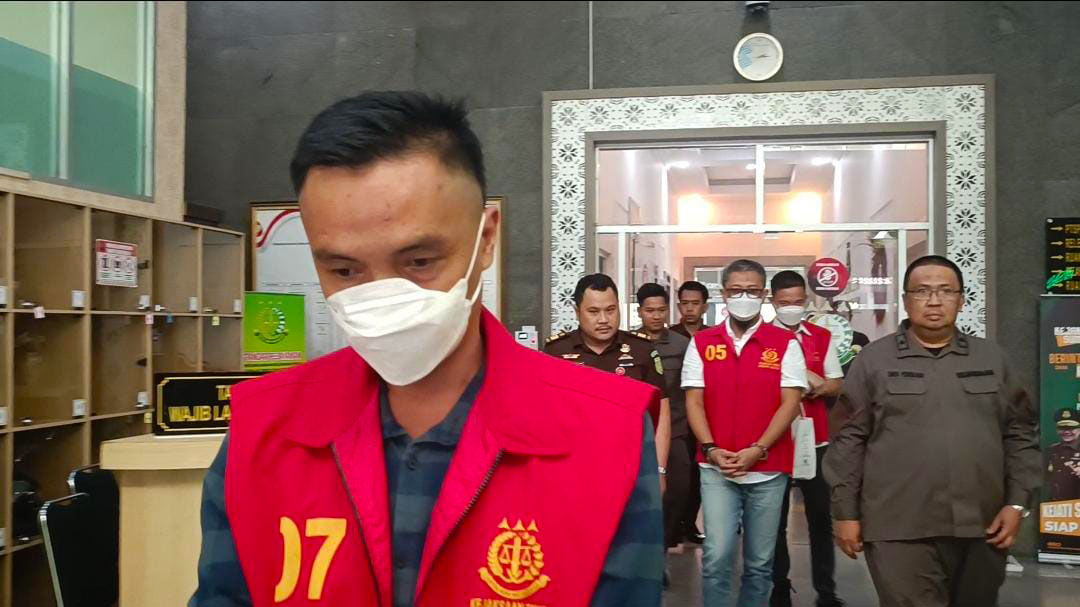 Kejati Sumsel Serahkan 3 Tersangka dan Barang Bukti Gratifikasi di Dinas PUPR Banyuasin ke Jaksa Penuntut Umum