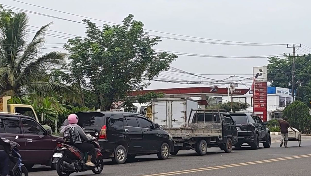 Sopir Keluhkan Antrean Panjang Biosolar di SPBU Demang Lebar Daun Palembang