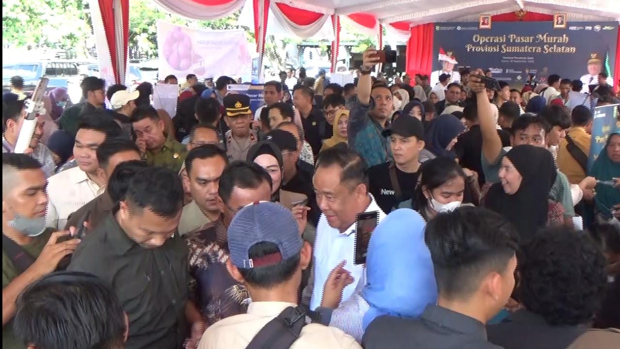 Warga Serbu Pasar Murah yang Diselenggarakan Pemprov Sumsel