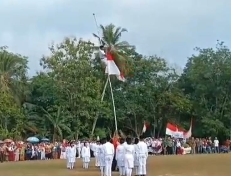 Viral! Pelatih Paskibraka Terjatuh dari Tiang Bendera Saat Memperbaiki Sangsaka Merah Putih, 