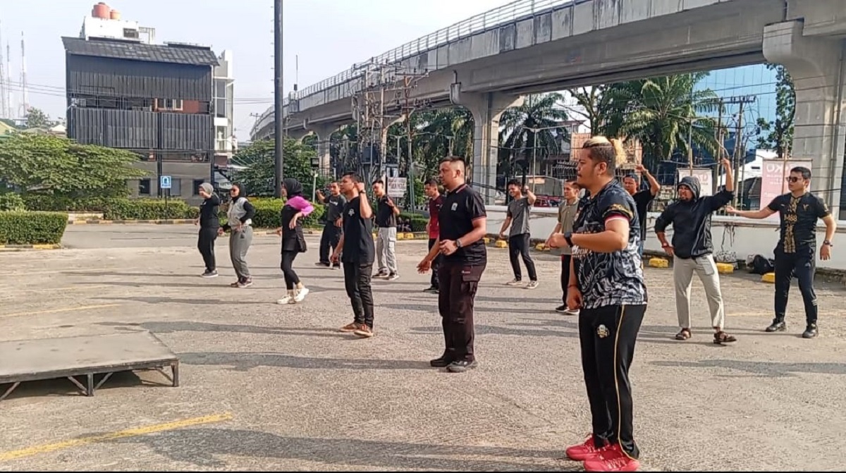 Bukan Cuma Kerja! Karyawan PALTV Senam Bareng Demi Kebugaran