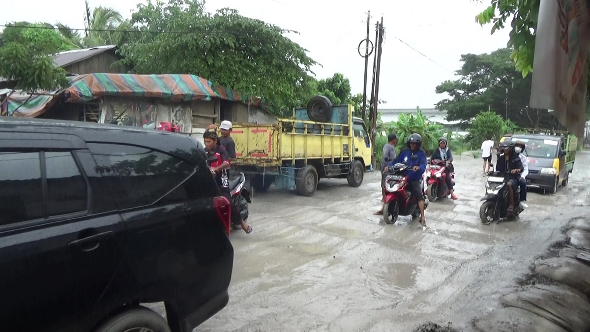  Jalan Lettu Karim Kadir Kembali Rusak, Warga Desak Perbaikan Segera Dilakukan