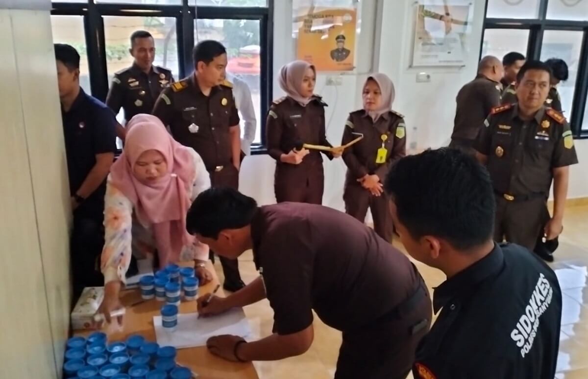 Puluhan Pegawai Kejari Musi Banyuasin Periksa Urine Sebagai Komitmen ASN Kejaksaan Terbebas dari Narkoba