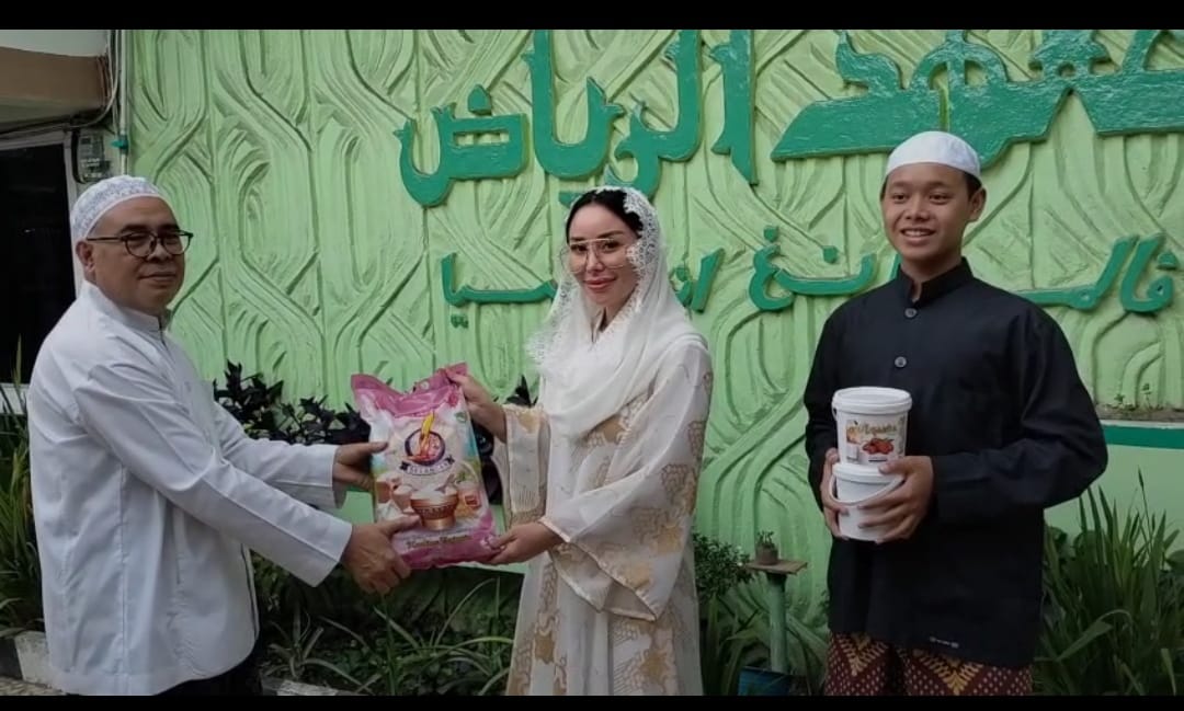 Nandriani Octarina Bagikan 10 Ton Beras dan Kurma untuk Warga Palembang di Bulan Ramadan
