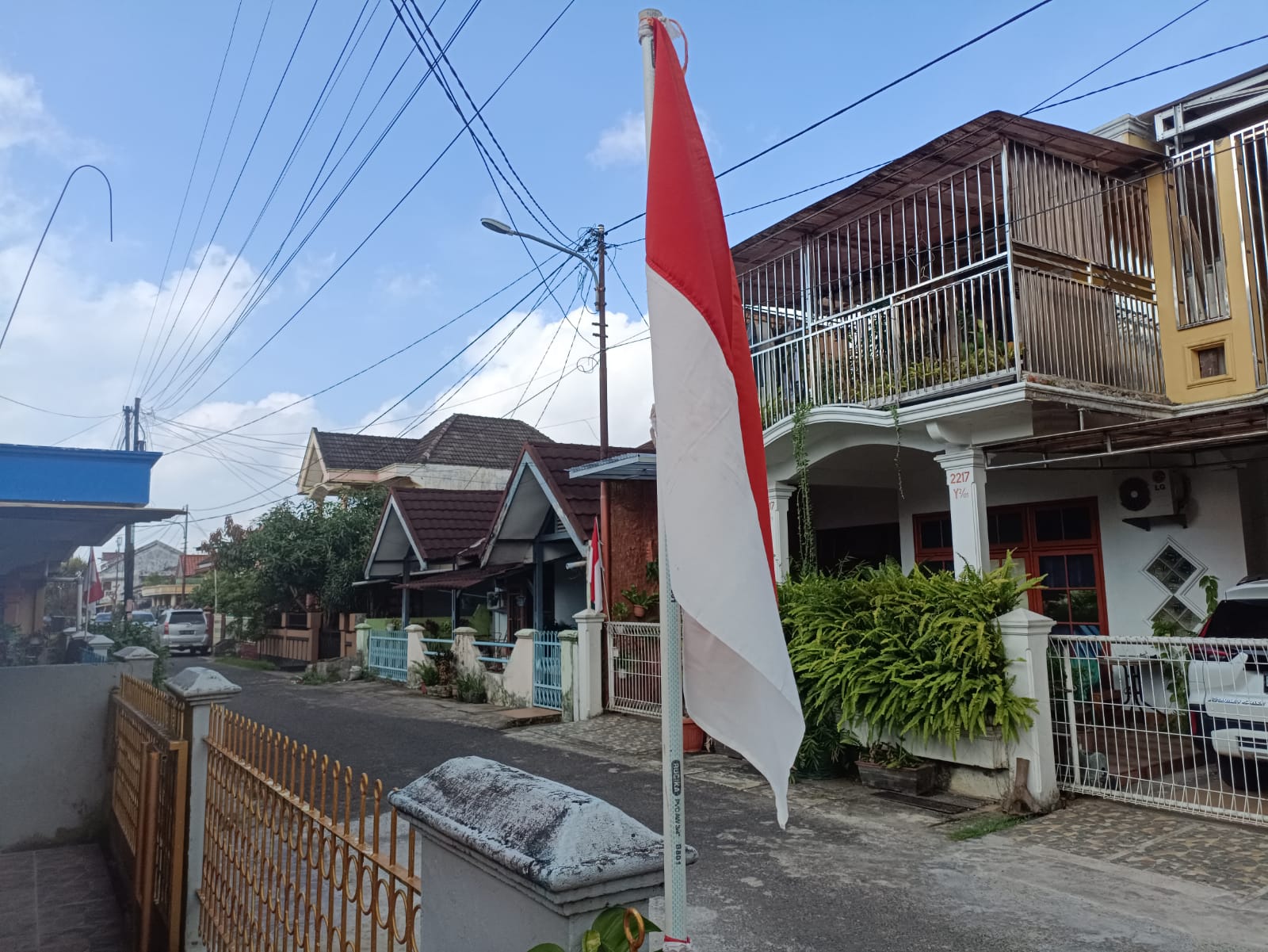 Sambut HUT RI Ke-78, Warga Perumahan Komplek Pusri Sako Pasang Bendera Merah Putih