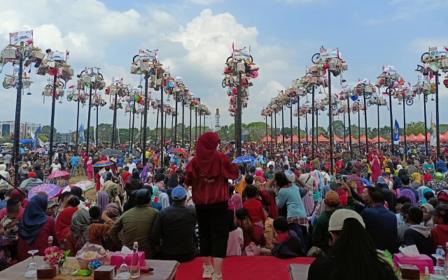 Sumeks Gelar Lomba Panjat 78 Pohon Pinang Semarakkan HUT Ke-78 Kemerdekaan Republik Indonesia