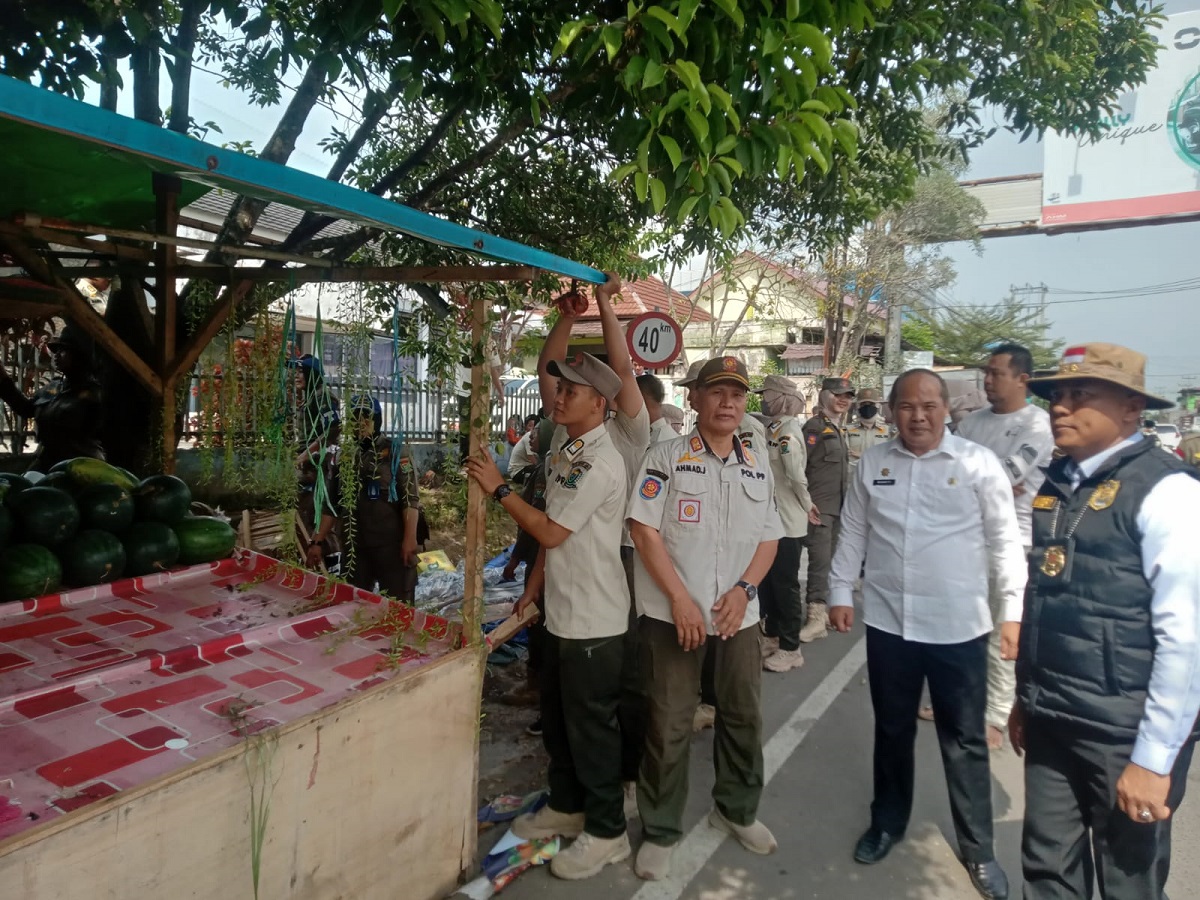 Tegakkan Perda, Lapak Pedagang Kaki Lima Muara Enim Dibongkar