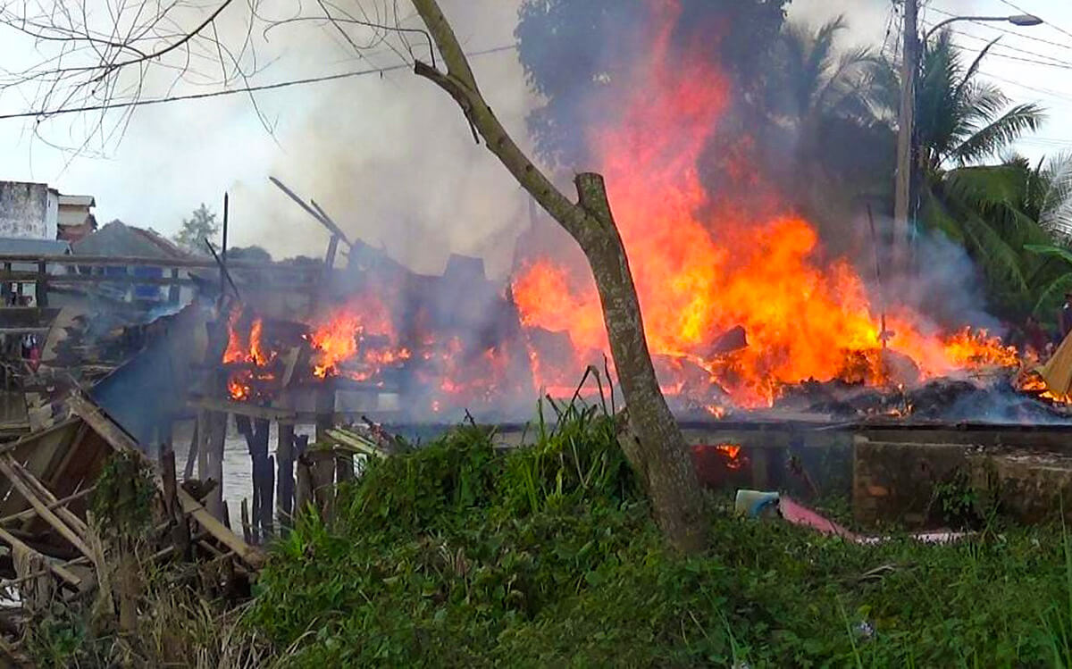 Si Jago Merah Kembali Beraksi di Kertapati, Rumah Panggung Kayu dan Sepeda Motor Hangus Terbakar!