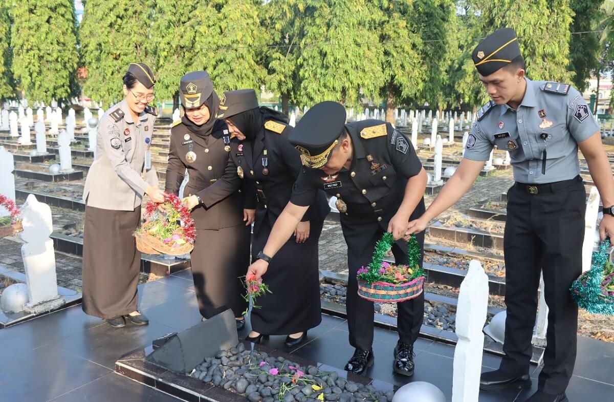 Kemenkumham Sumsel Rayakan Hari Pengayoman Tahun 2024 dengan Ziarah dan Tabur Bunga di Makam Pahlawan