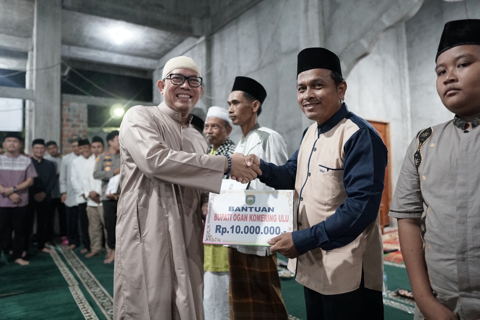 Dalam Safari Ramadan, Pj Bupati OKU Teddy Meilwansyah Serahkan Bantuan Pembangunan Masjid