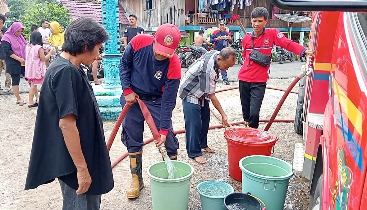 BPBD dan Damkar Muara Enim Siapkan Suplai Air Bersih untuk Warga Terdampak Banjir