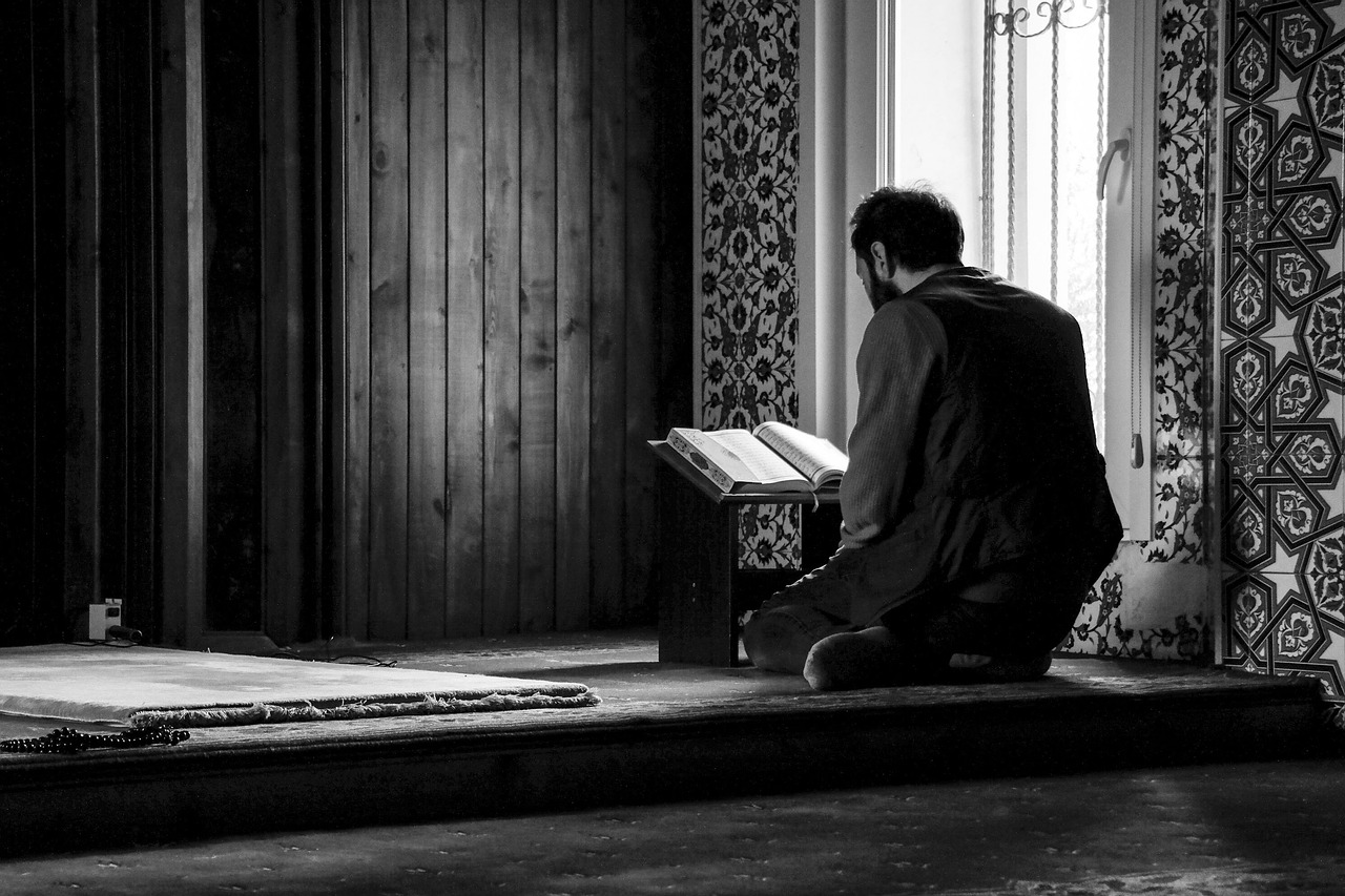Ustaz Adi Hidayat: Coba Baca Amalan Doa di Hari Jumat, Pintu Rezeki Terbuka Lebar 