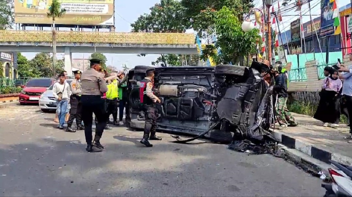  Salah Injak Pedal, Innova Tabrak 3 Mobil dan Pembatas Jalan Hingga Keluar Jalur