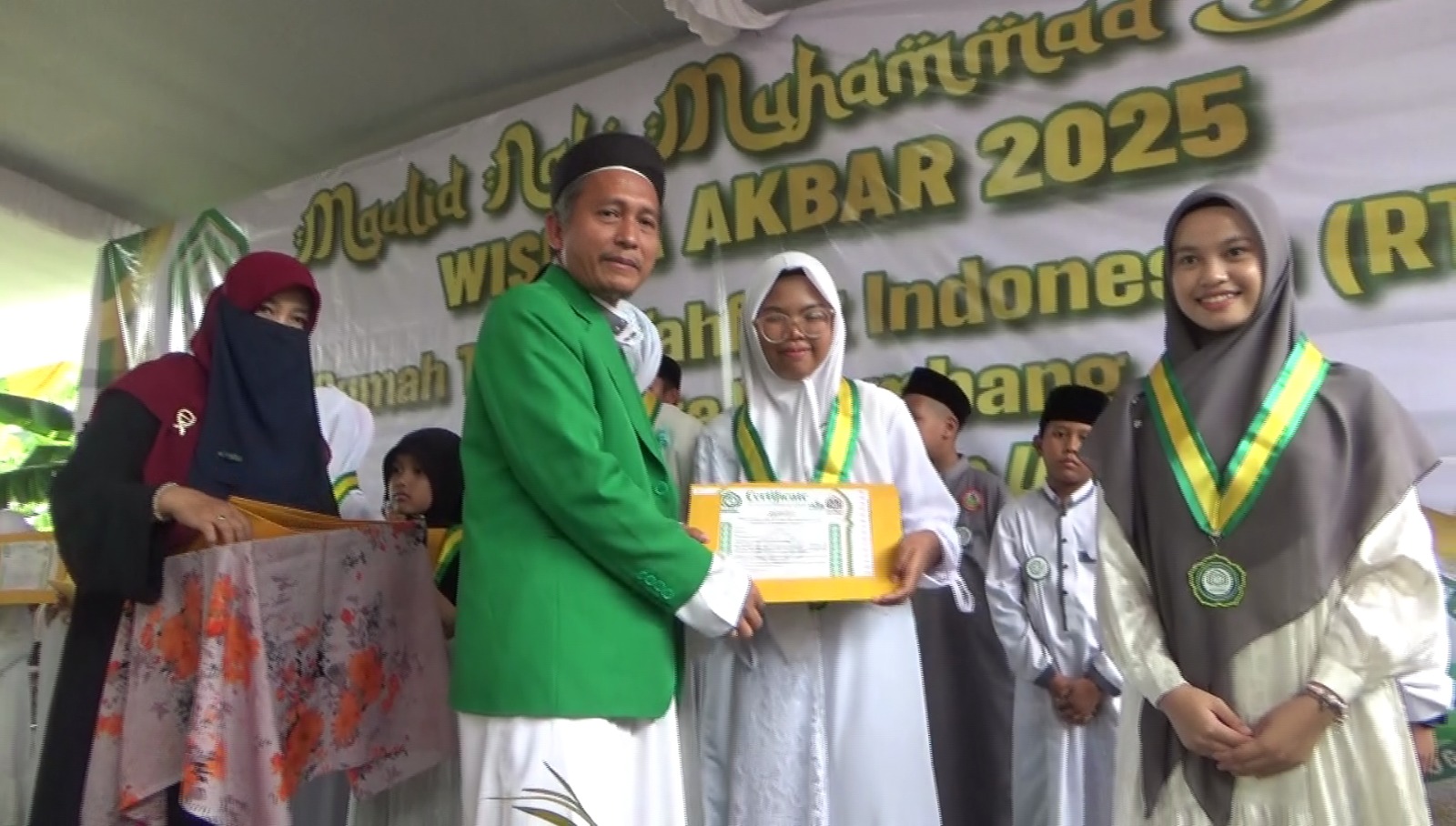 Ratusan Santri Ikuti Wisuda Akbar Rumah Tahfidz di Palembang, Sekaligus Meresmikan Lembaga Wakaf Marogan