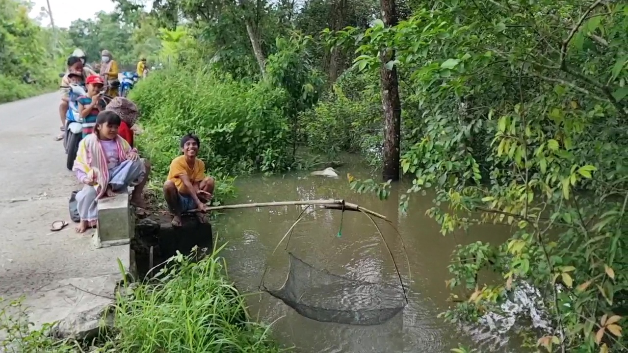 Warga Talang Burpit Ramai-Ramai Tangkap Ikan Saat Banjir