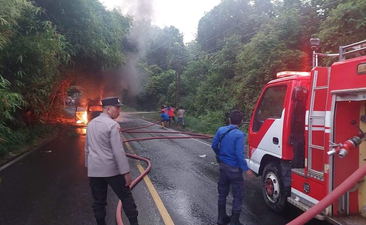 Mobil Terbakar di Jalan Lintas Tengah Sumatera, Hercules dan Keluarga Selamat