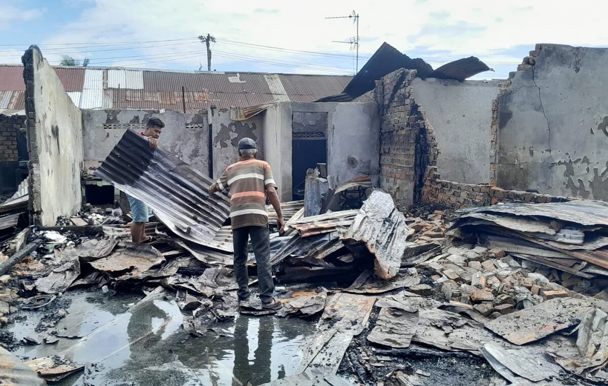 Pasca Kebakaran Asrama TNI AD Sekojo, Korban Bersihkan Sisa Material dan Kais Barang yang Masih Bisa Digunakan