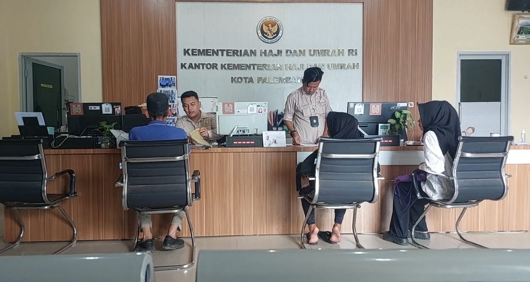 Calon jemaah haji Palembang menerima perlengkapan keberangkatan