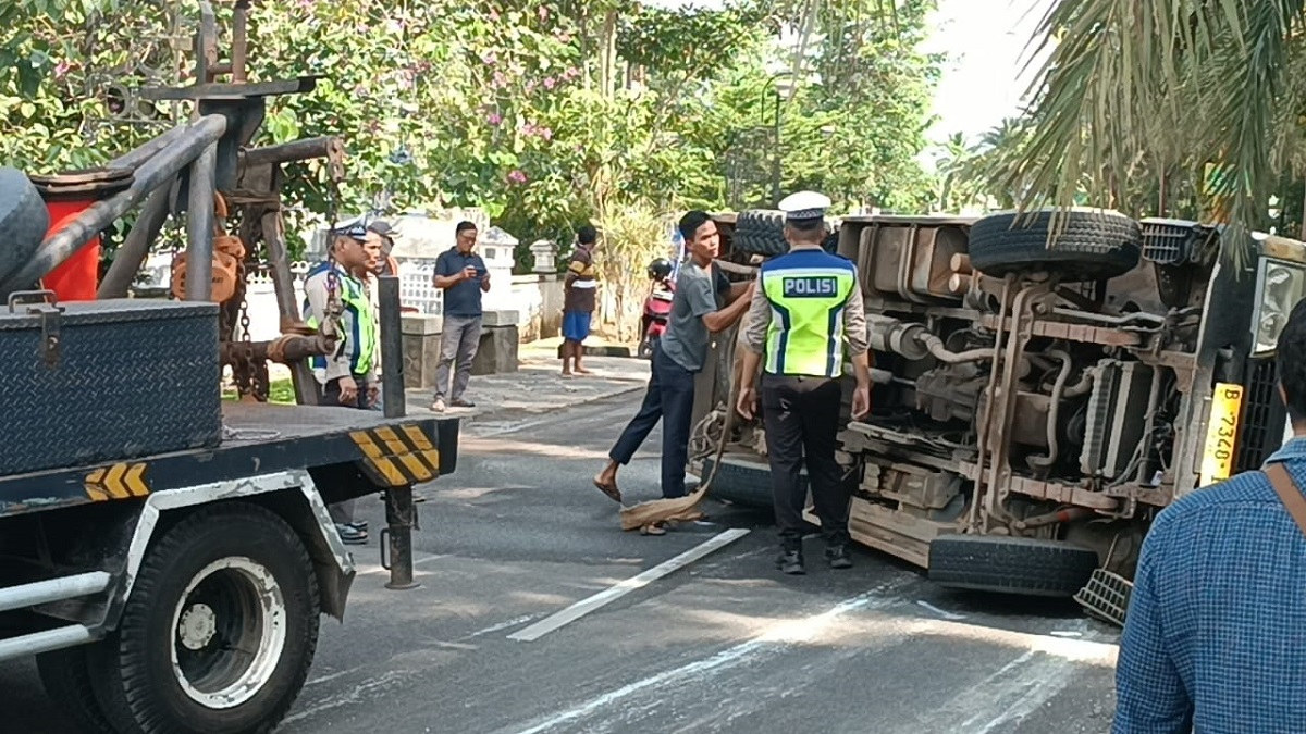 Ingin Isi Air Galon, Mobil Salah Satu Pesantren di Sekayu Terbalik di Tengah Jalan