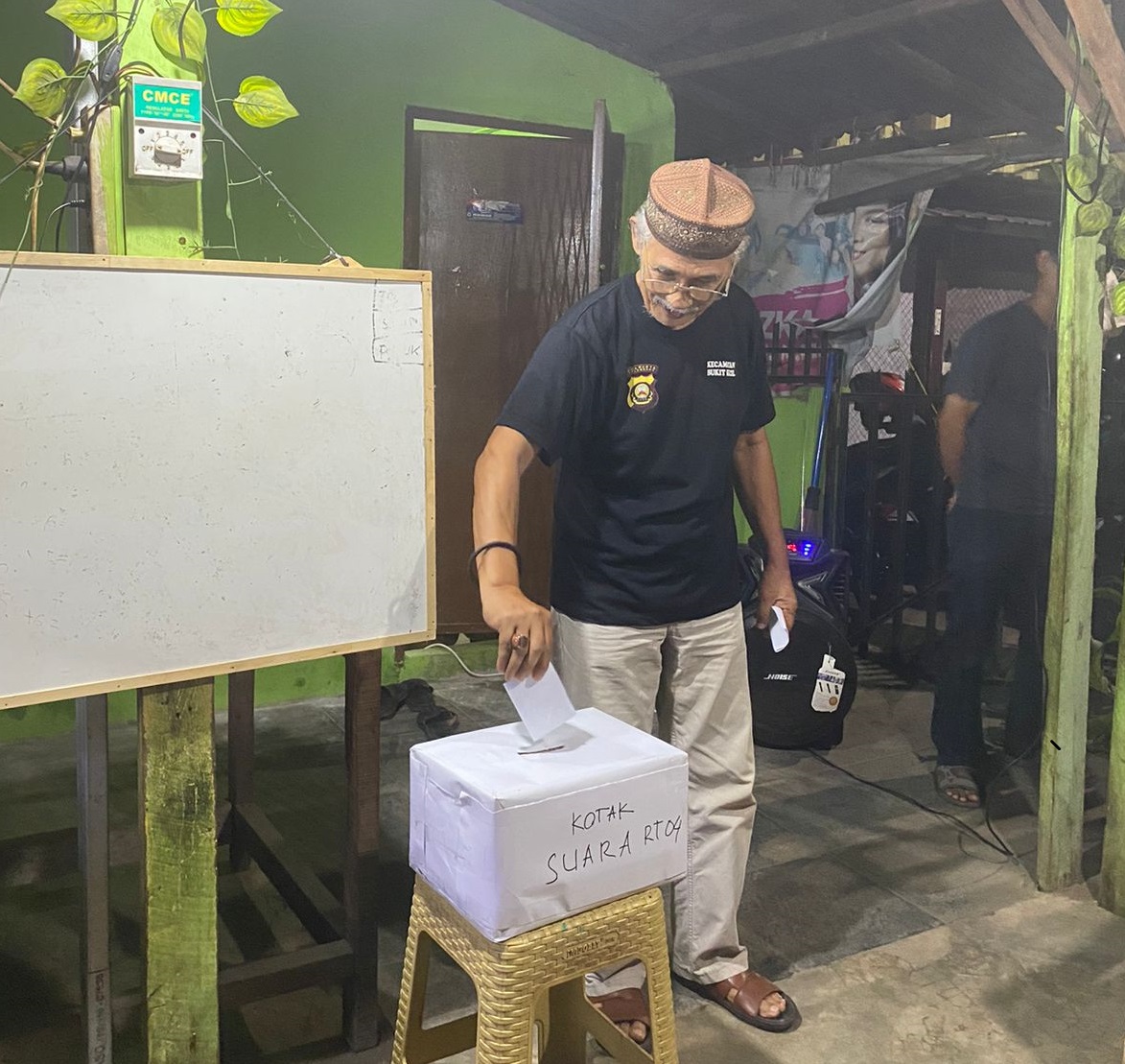 Wujud Demokrasi Transparan: Pemilihan Ketua RT di Kelurahan Talang Semut Ramai dan Antusias