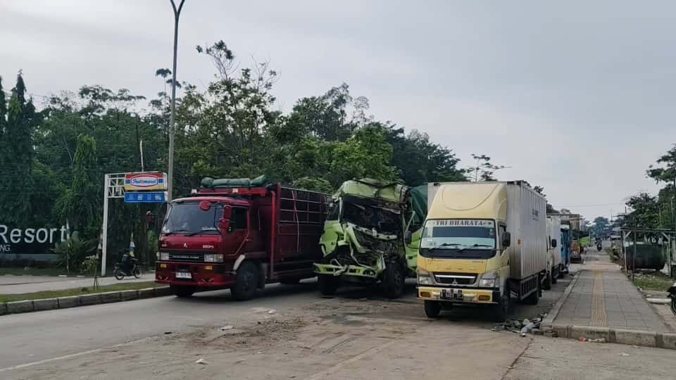 Truk Diduga Rem Blong, Pengendara Motor Tewas Terjepit
