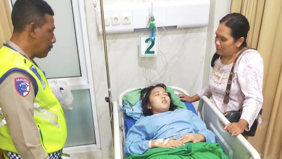 Pengendara Motor Terluka Usai Tabrak Balok Kayu di Palembang